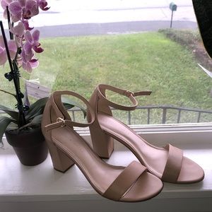 Tan Kelly & Katie block heels size 8.5